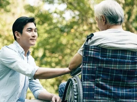 Dùng hết tiền lương hưu trả nợ cho con trai, lúc bệnh nặng sống nhờ con gái, tôi ân hận khi đọc tin nhắn con dâu