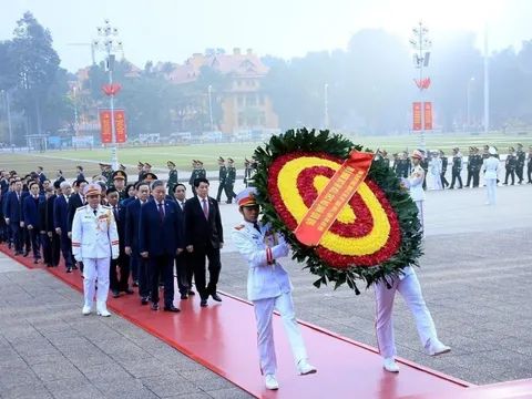 Hình ảnh Đại biểu dự Đại hội XIV vào Lăng viếng Chủ tịch Hồ Chí Minh