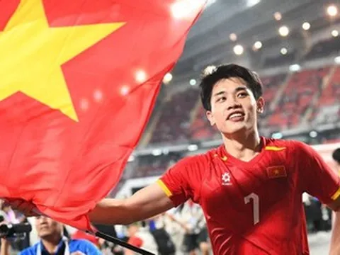 Cầu thủ Nguyễn Đình Bắc gây 'sốt' với màn tương tác đáng yêu với ca sĩ Quân A.P