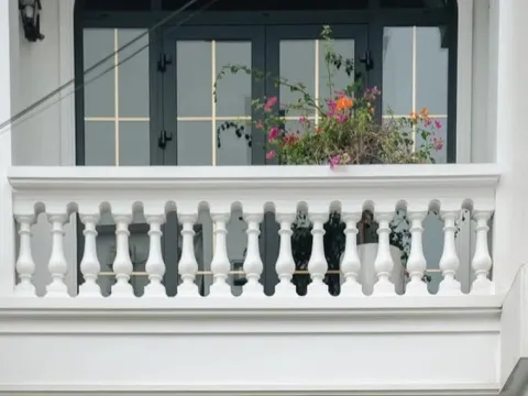 Ngôi nhà 102m2 gây thương nhớ với cổng lợp ngói lưu ly