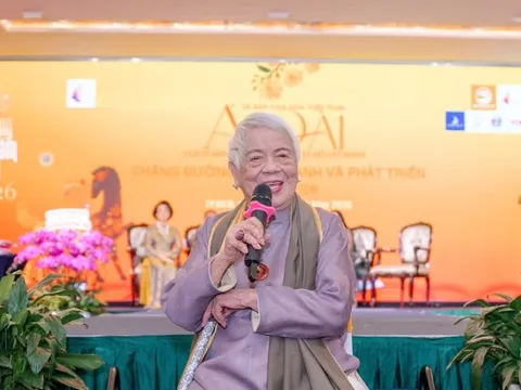 Đạo diễn U100 Xuân Phượng kể chuyện áo dài trên đất Mỹ