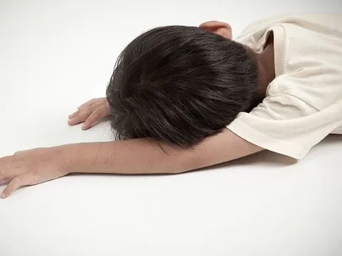 Tự lấy thuốc của người lớn uống “cho hết đau đầu”, 3 cháu bé co giật khiến cả nhà hốt hoảng