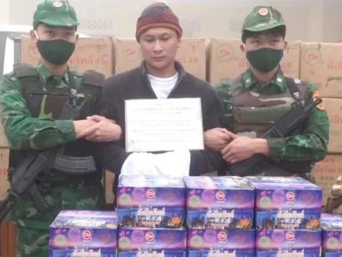 Người đàn ông chở 1 tấn pháo hoa đi tiêu thụ