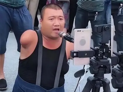 Nhờ sự nghiêm khắc của mẹ, con trai 'không tay chân' dùng miệng nuôi cả gia đình