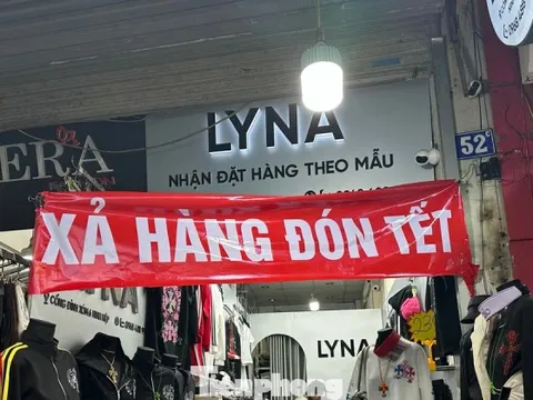 Vừa mở cửa trở lại, chợ Ninh Hiệp đã đua nhau 'xả hàng Tết'