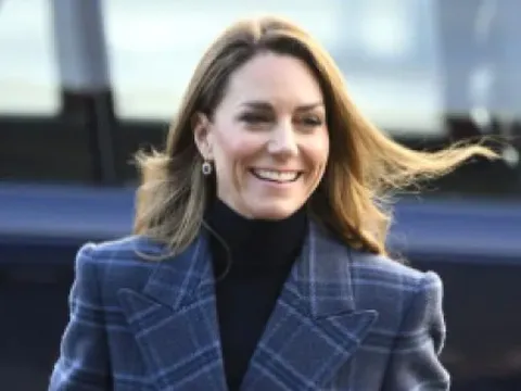 Học cách diện áo khoác kẻ caro như Công nương Kate Middleton: Thanh lịch, sang trọng và dễ áp dụng