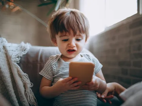 Trẻ mẫu giáo không nói nổi một câu vì dùng điện thoại quá sớm