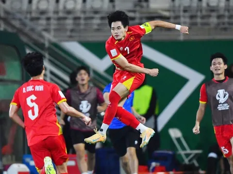 HLV Kim Sang Sik: "Tôi rất tự hào về cả đội và xin cảm ơn người hâm mộ Việt Nam"