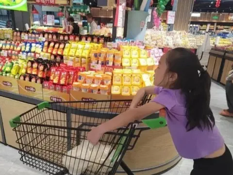 Con uống trộm nước trong siêu thị bị nhân viên buộc tội, bố đáp "Ông phải xin lỗi con tôi"