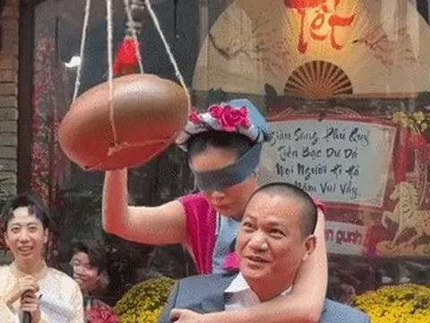 Hoa hậu Khánh Vân được chồng hơn 17 tuổi cõng chơi trò đập niêu