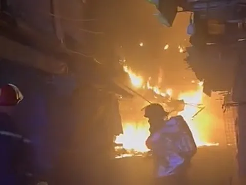 Cháy nhiều căn nhà ở phường Bình Đông- TPHCM lúc rạng sáng