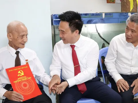 Lãnh đạo Thành ủy TPHCM trao tặng Huy hiệu Đảng cho đảng viên