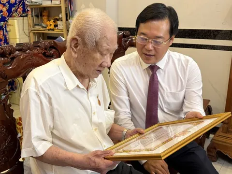 Lãnh đạo TPHCM trao huy hiệu 80 năm tuổi Đảng tại phường Thới An