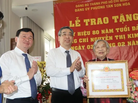 Cụ bà 97 tuổi nhận Huy hiệu 80 năm tuổi Đảng