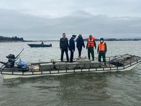 Dùng bè mảng chở 800 kg nầm lợn từ Trung Quốc về Móng Cái