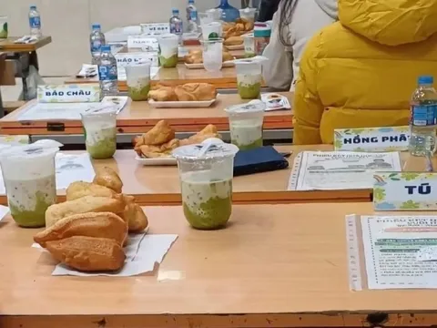 Giáo viên bị chê bày vẽ khi chuẩn bị chè, bánh trên bàn họp phụ huynh