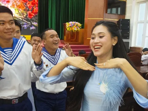 Ấm áp chương trình "Xuân chung tay giữ biển – Tết thắm tình quân dân"