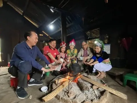 Tết năm ấy, mẹ đun nồi nước lá thơm lừng, cả nhà 'tắm tất niên'