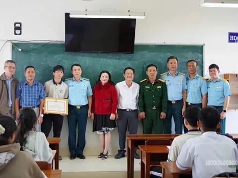 Khen thưởng học sinh lớp 11 vì hành động cứu nạn phi công