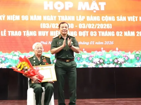 TPHCM: Trao Huy hiệu Đảng cho 36 đảng viên phường Phú Nhuận