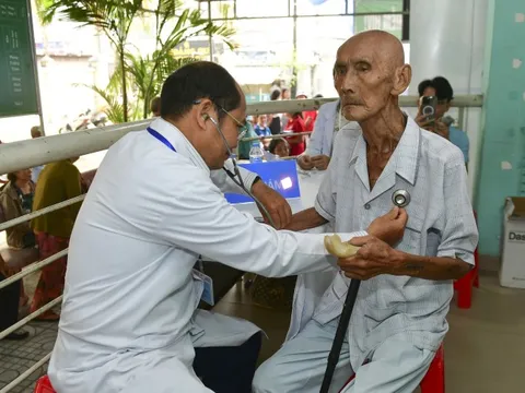 Gần 1.200 người cao tuổi ở TPHCM được tiêm vắc-xin ngừa cúm miễn phí