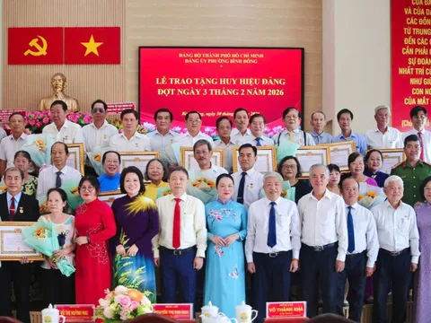 TPHCM: Trao Huy hiệu Đảng cho 29 đảng viên phường Bình Đông