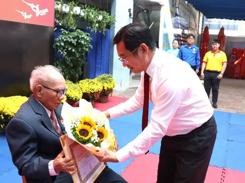 TPHCM: Phường Bình Lợi Trung trao Huy hiệu Đảng cho 45 đảng viên