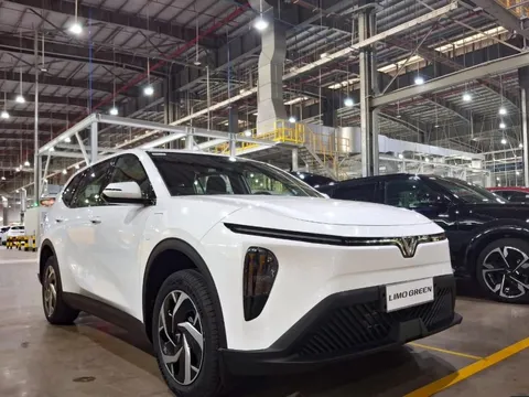 VinFast Limo Green tiếp tục lộ diện xuất ngoại với tay lái nghịch, dễ ra mắt ngay năm nay