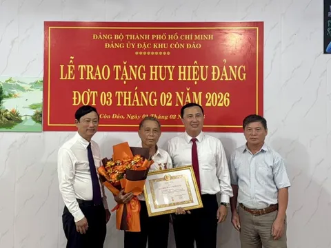 Trao Huy hiệu 60 năm tuổi Đảng cho đảng viên tại Côn Đảo