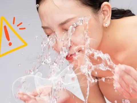 Rửa mặt bằng nước nóng khiến da "kêu cứu"