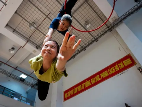 Cảnh trái ngược trong 'lò luyện' của học viên trường Xiếc