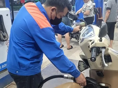 Diễn biến mới trên thị trường xăng dầu, xuất hiện bán cầm chừng dầu diesel