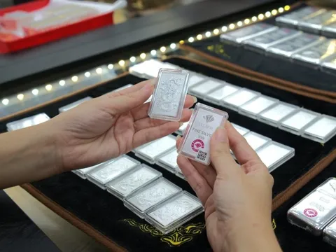 Giá bạc bất ngờ quay đầu tăng mạnh