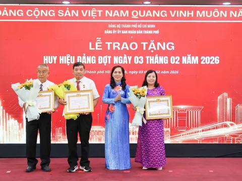 Đảng bộ UBND TPHCM trao Huy hiệu Đảng cho 45 đảng viên