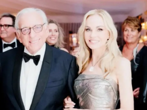 Phong cách thời trang của mẹ vợ Brooklyn Beckham: Thanh lịch, trẻ trung, chuẩn quý bà thượng lưu