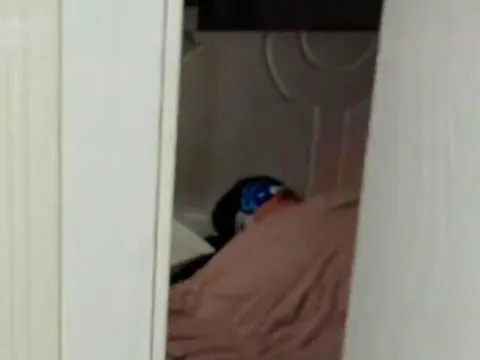 Lục cặp thấy loạt tranh con gái vẽ công việc hàng ngày của bố trên giường, mẹ vừa xem vừa đỏ mặt