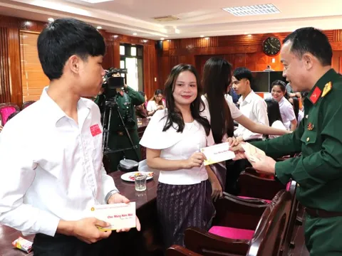 Bộ Chỉ huy Quân sự TP Đà Nẵng tặng quà cho sinh viên Lào