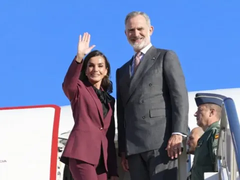 Hoàng hậu Letizia của Tây Ban Nha và dấu ấn thời trang với sắc rượu vang