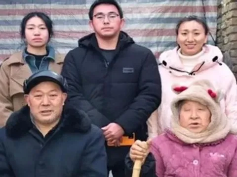 Người mẹ khóc mù một bên mắt, hạnh phúc gặp lại con sau 34 năm