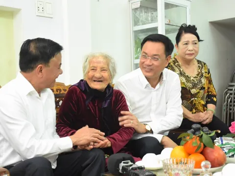 Thường trực Ban Bí thư Trần Cẩm Tú thăm, chúc Tết tại Đà Nẵng