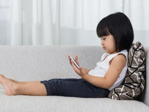 Cháu cứ khóc là ông bà cho xem điện thoại, nghe lời bác sĩ kết luận, bố mẹ đứng không vững