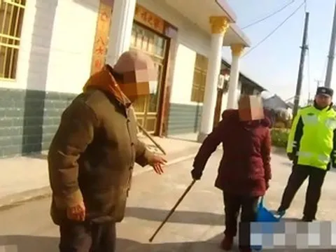 Cụ bà 87 tuổi đi bộ 20km để gặp anh trai 92 tuổi