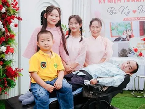 Người đàn ông 'cứng đơ như khúc gỗ' cưới vợ xinh, cả hôn trường bật khóc