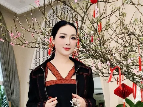 Hoa hậu "34 năm không có người kế vị" trang hoàng biệt thự 1.000m2 đón tết Bính Ngọ