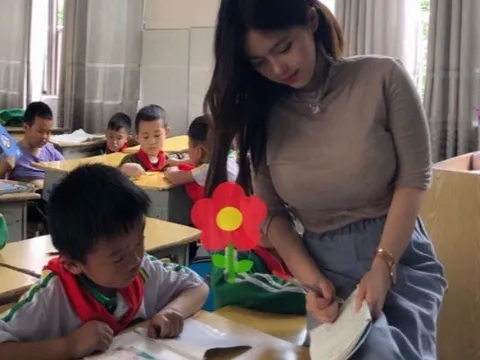 Giữa đêm bố nhắn tin cho cô giáo hỏi "Em ngủ chưa?", câu trả lời của cô khiến ông mất bình tĩnh