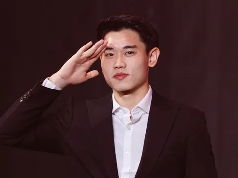 Đình Bắc được Hoà Minzy công khai ôm ngay trên sân khấu