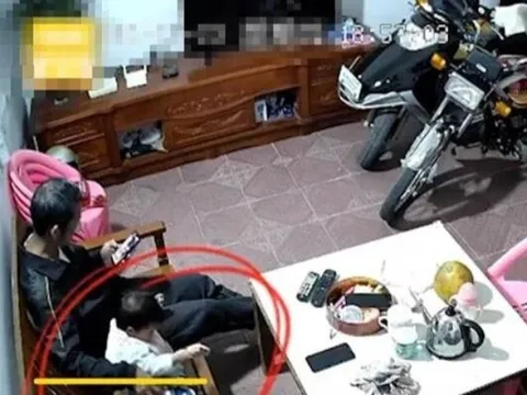 Gửi con về quê nhưng ông nội luôn lạnh nhạt với cháu, hình ảnh camera ghi lại khiến người mẹ không tin vào mắt mình