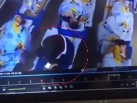 Xem camera thấy cô giáo ôm con ngủ trưa, nhưng nhìn kỹ bố mẹ phát hiện việc làm tày trời, lập tức báo cảnh sát