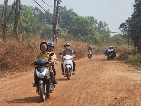 Ám ảnh với bụi đất đỏ khi đi qua đường Lò Lu ở phường Chánh Hiệp, TPHCM