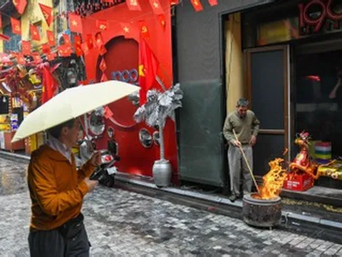 Người Hà Nội cúng ông Công ông Táo sớm, khách Tây tò mò xem cảnh lạ trên vỉa hè